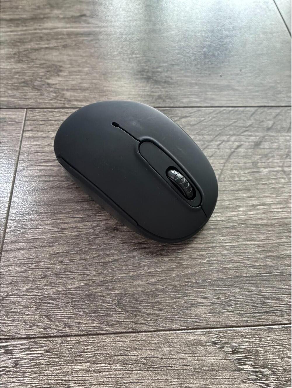 Black USB mouse
